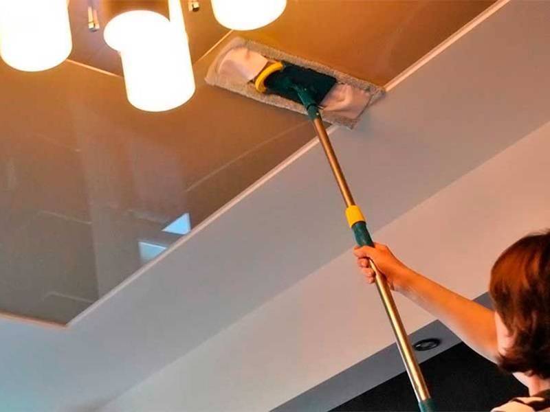 Как помыть глянцевый натяжной потолок без разводов в домашних условиях?