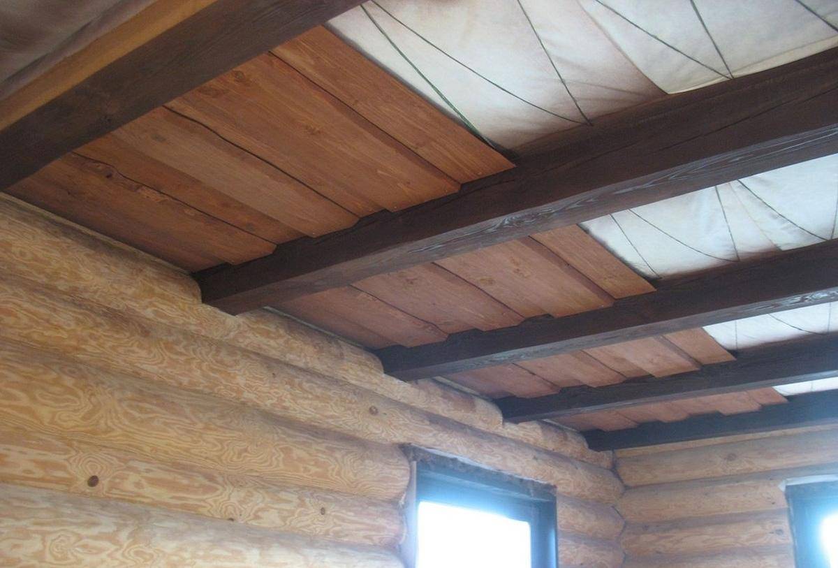 Черновой потолок по деревянным балкам