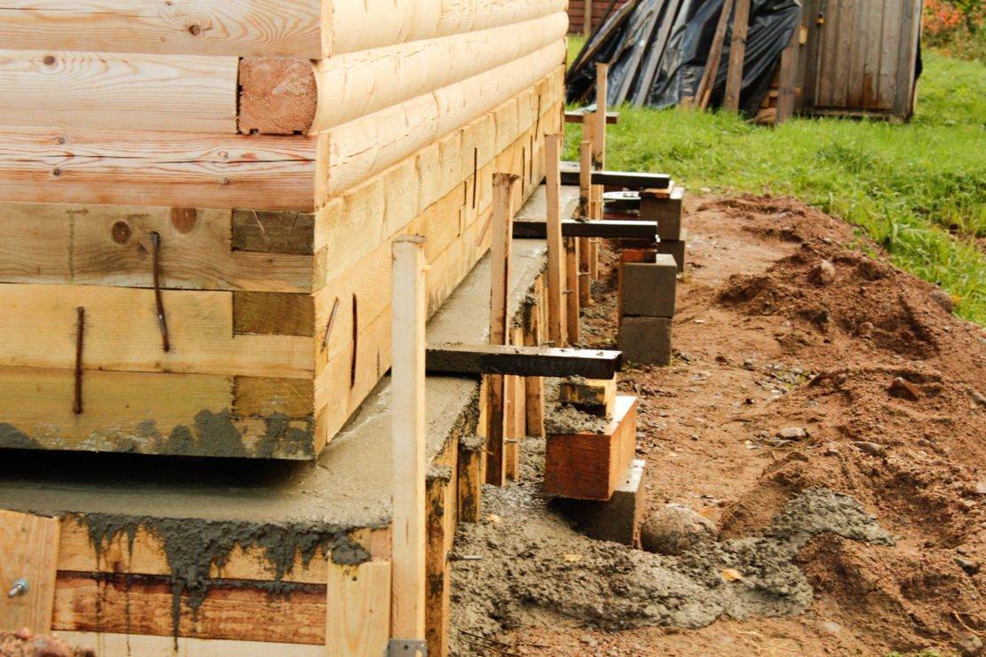 Фундамент для деревянного дома своими руками: какой ленточный лучше