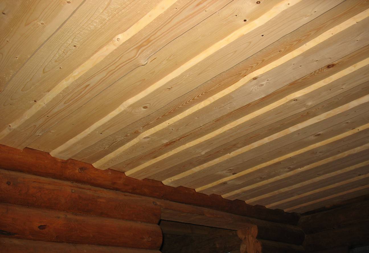 Натяжной потолок в деревянном доме: за и против