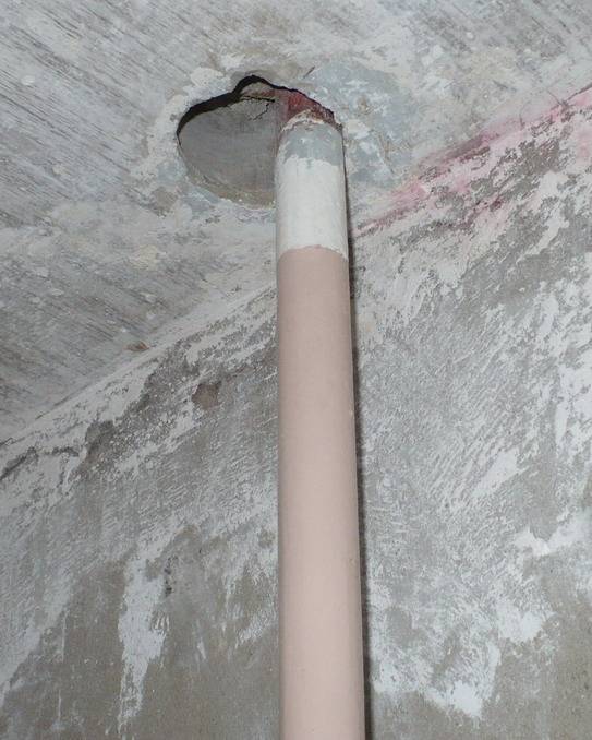 Как заделать дыру в потолке — чем замазать дырку возле трубы, заделка отверстия, чем заклеить большую дыру