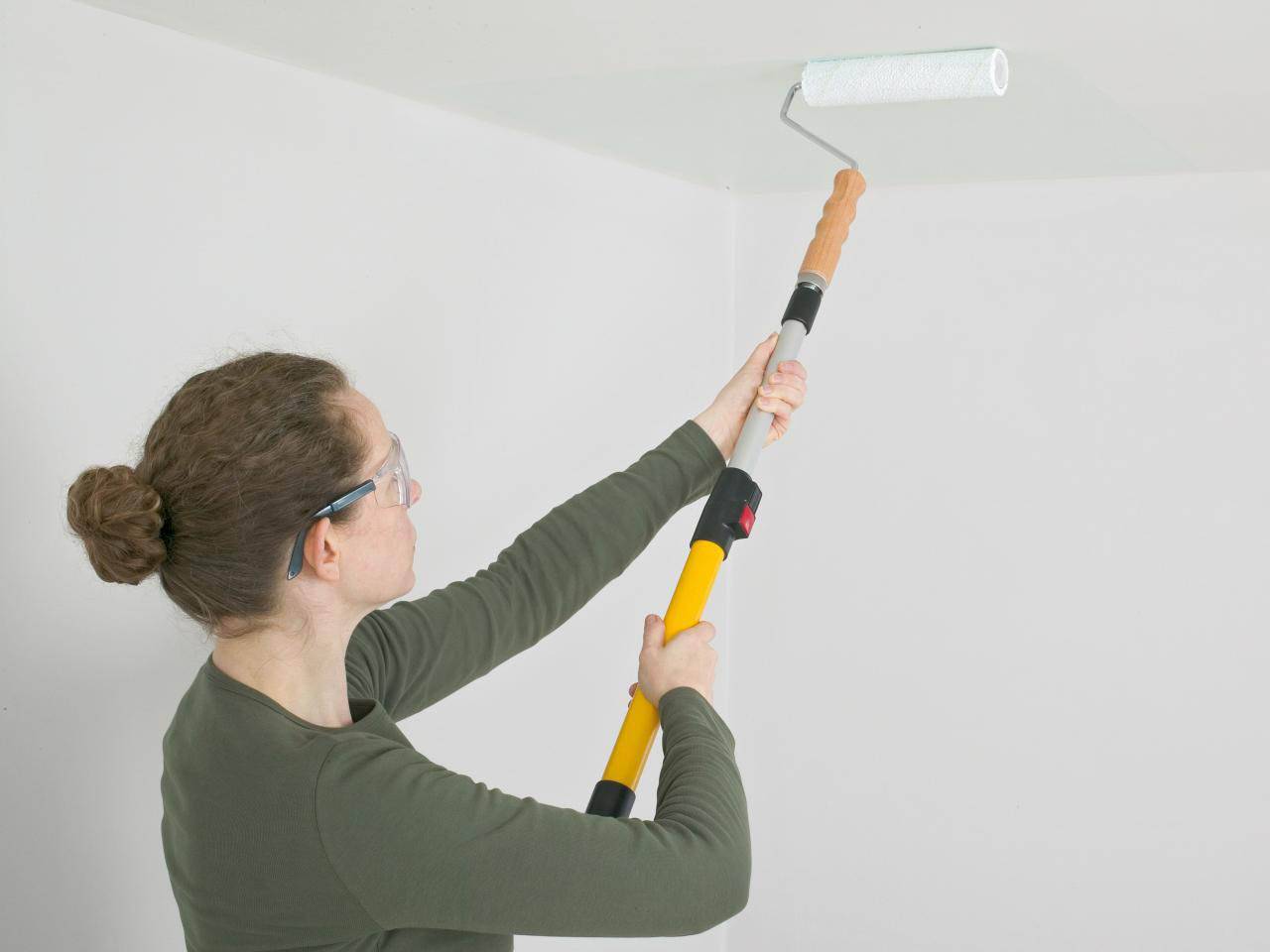 Как снять водоэмульсионную краску с потолка: как быстро и безопасно удалить старое покрытие и очистить поверхность?