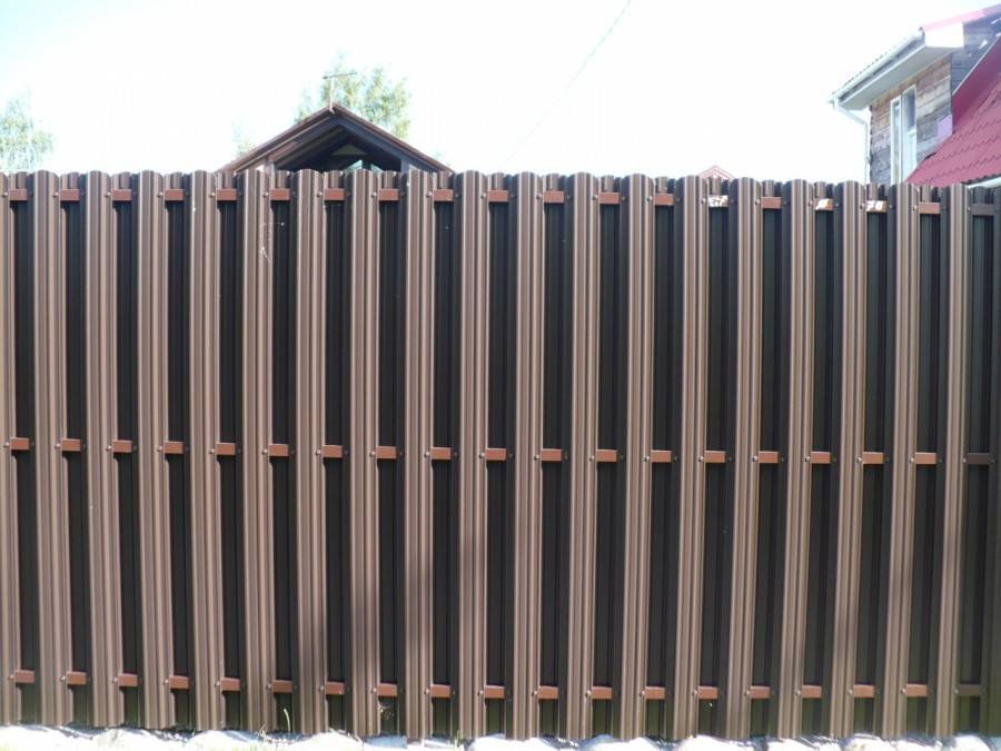 Забор из металлического штакетника: виды, монтаж, фото