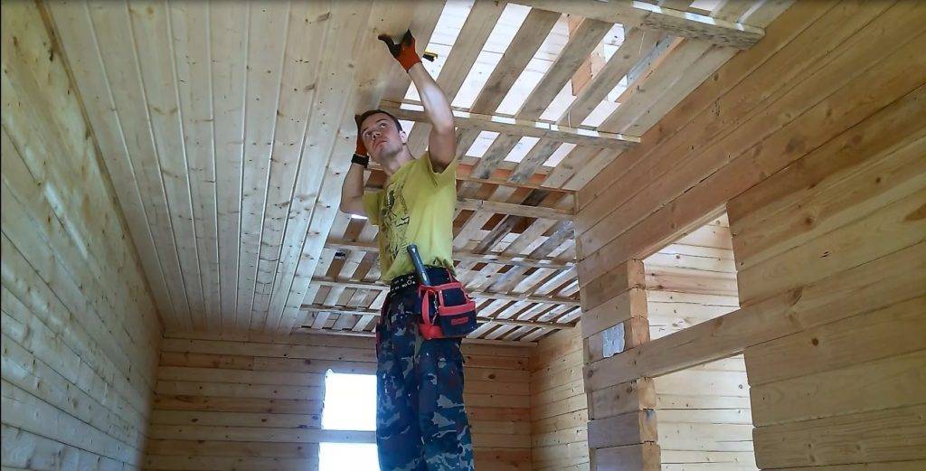 Как своими руками выровнять деревянный потолок в доме