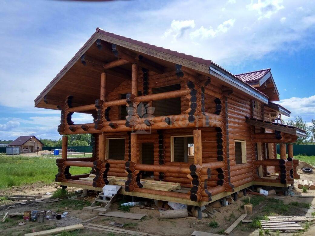Дома из оцилиндрованного бревна (82 фото): строительство сруба и требования к цилиндрическому стройматериалу, одноэтажные деревянные строения, плюсы и минусы построек, отзывы владельцев
