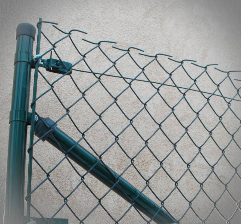 Забор из сетки рабицы с нуля своими руками: конструкция, компоненты, установка