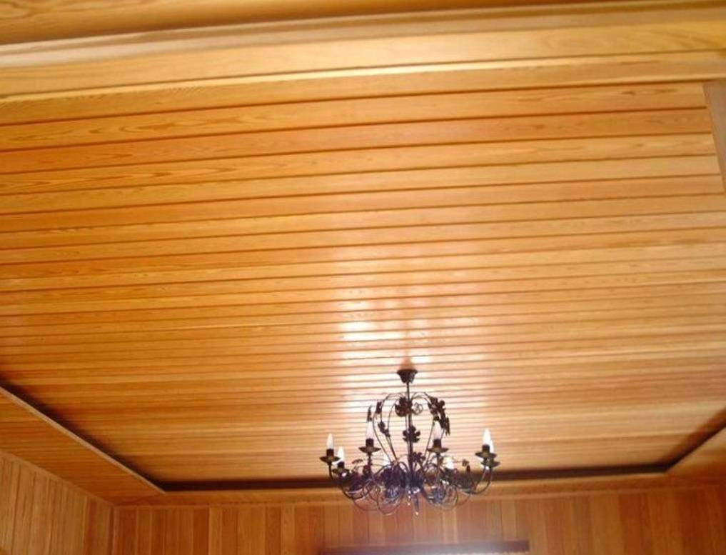 Какой потолок лучше сделать в деревянном доме?