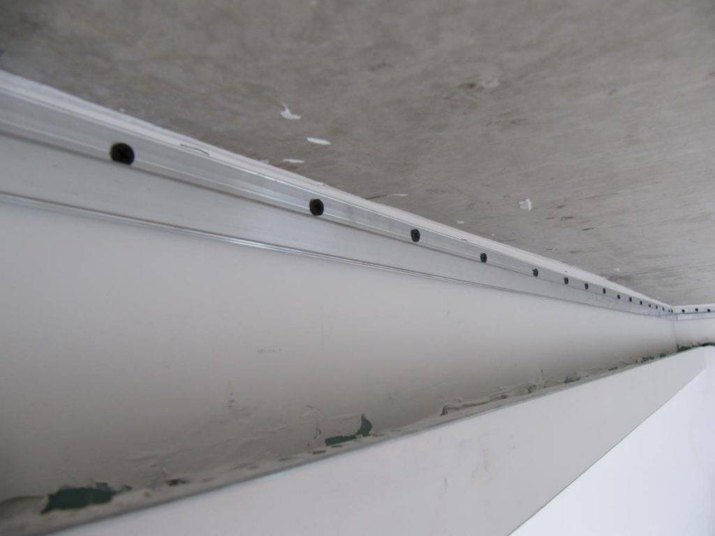 Профиль для натяжных потолков: закладная под алюминиевый, виды каркасов и направляющих, ширина и размеры, в доме бесщелевой
