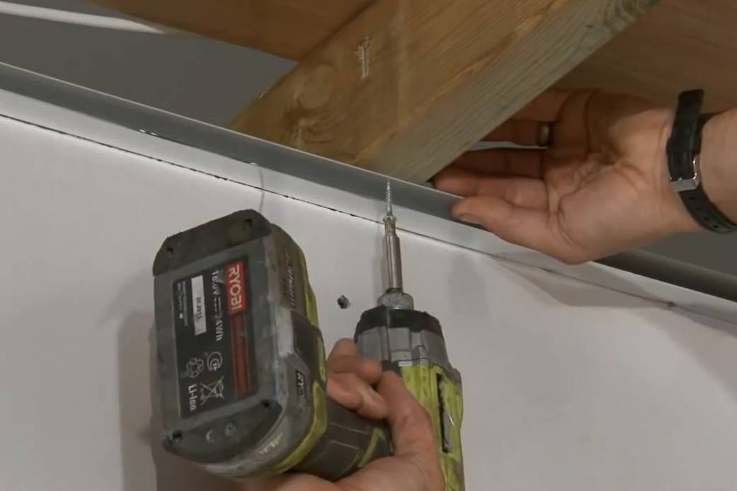 Как установить панели пвх на потолок: видео-инструкция по установке своими руками, фото