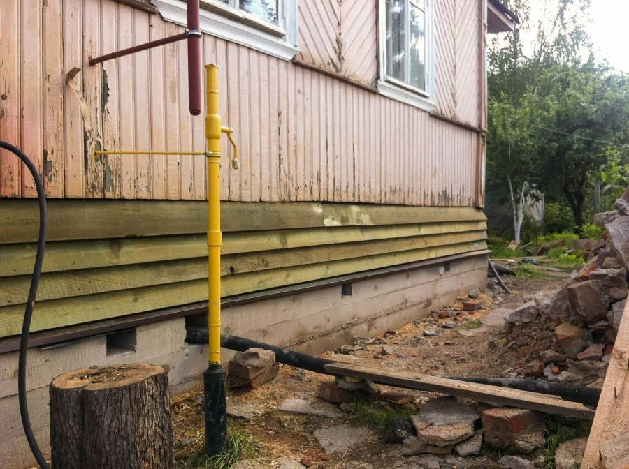Замена и усиление фундамента под стоящим деревянным домом