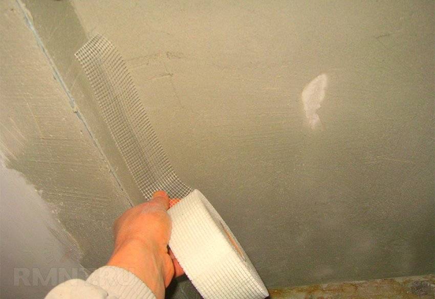 Как шпаклевать гипсокартон своими руками новичку на стенах и потолке, в углах под обои или под покраску, как обработать швы: видео