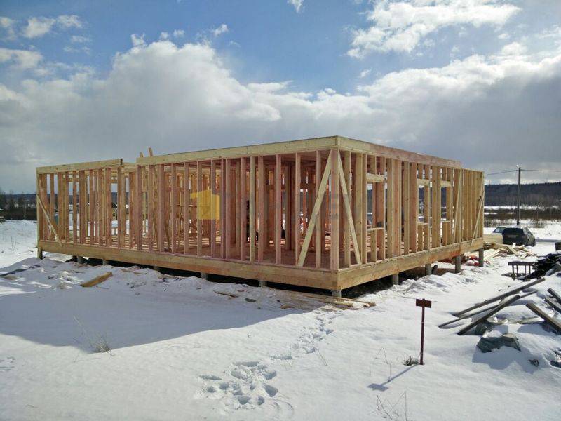 Можно ли строить дом зимой: строительство каркасных, кирпичных и газобетонных строений