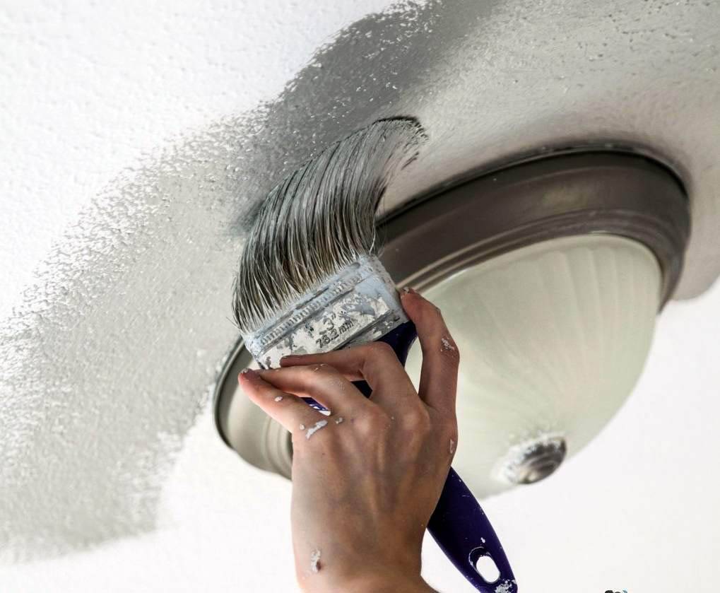 Как очистить потолок от водоэмульсионной краски быстро и эффективно своими руками: инструкции, фото, видео