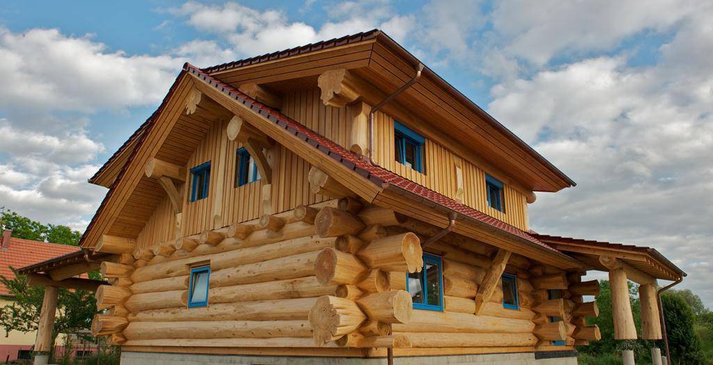 Дома из бревна (131 фото): строительство деревянного бревенчатого жилища и особенности калиброванного стройматериала, как построить из бруса и древесины большого диаметра