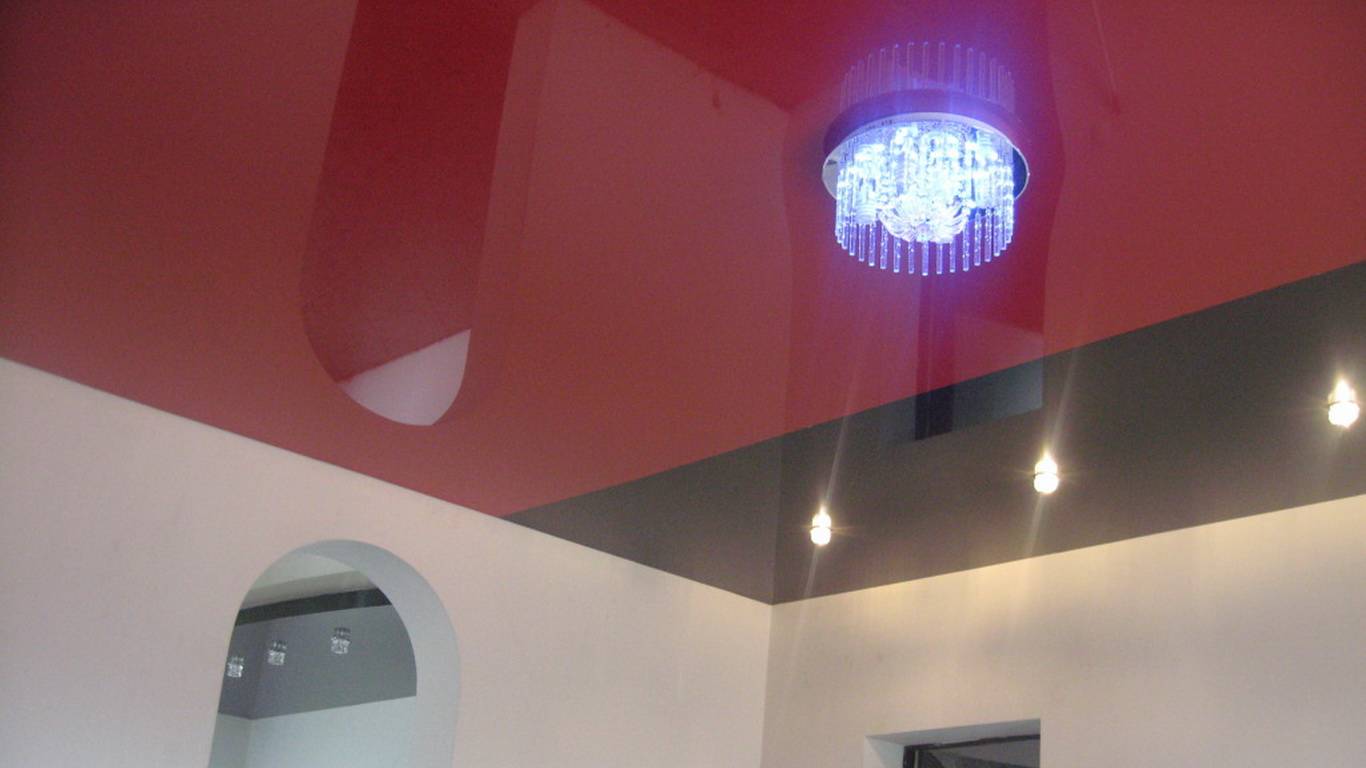 Двухцветные одноуровневые натяжные потолки: фото и дизайн