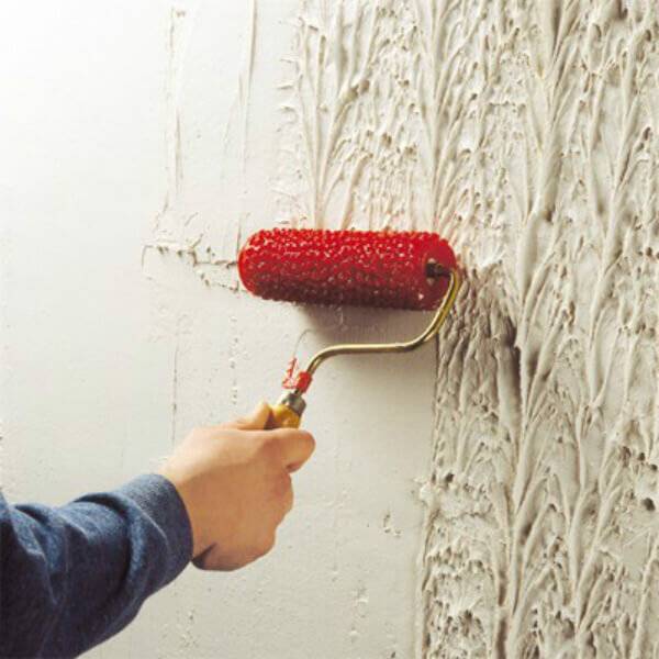 Как покрасить стены фактурным составом самостоятельно и своими руками сделать рисунок при помощи валика и шпаклевки, а также плюсы и минусы таких покрытий