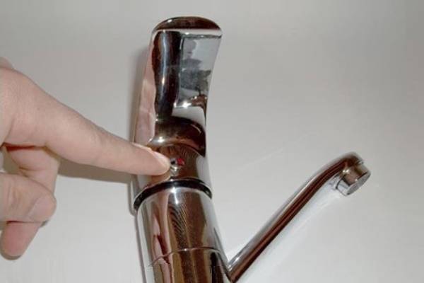 Течет гусак смесителя в ванной: как починить своими руками