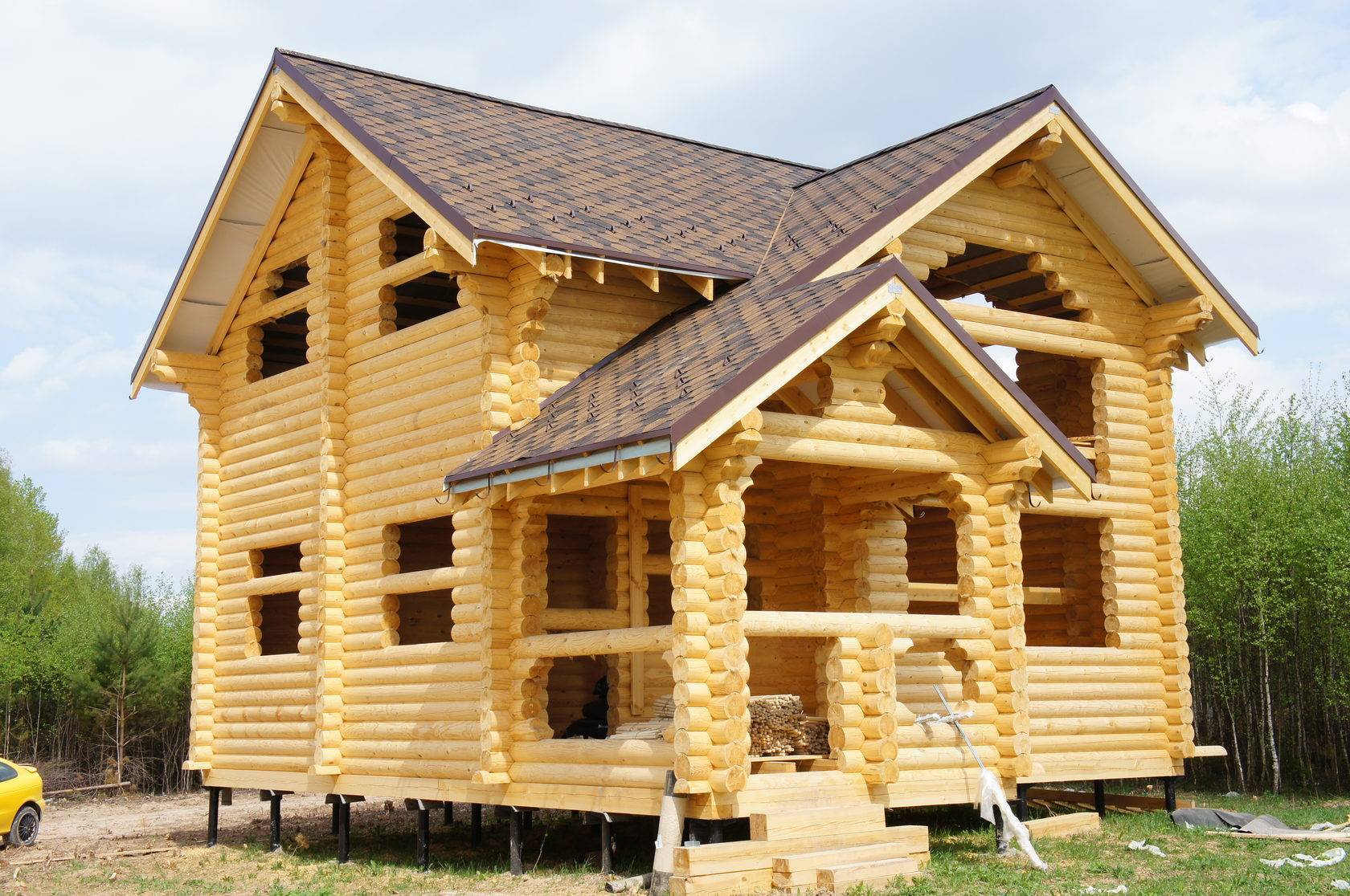 Этапы строительства бревенчатого дома от покупки до крыши