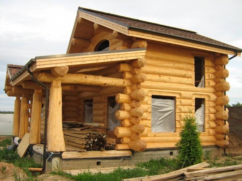 Дома из бревна большого диаметра от городлес (москва). фото крупного бревна срубов домов и бань ручной рубки