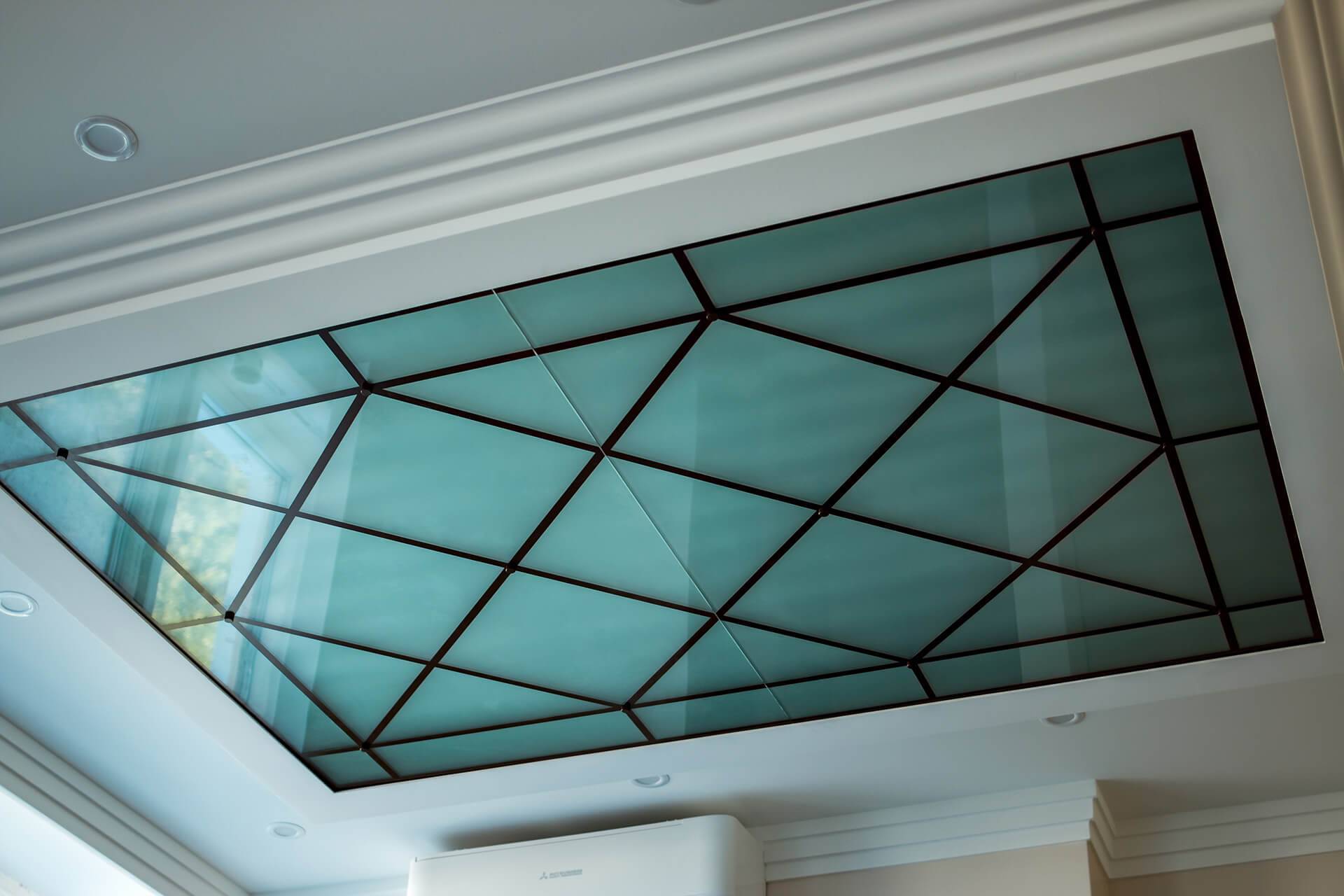 Стеклянный потолок: с подсветкой, фото, с жидкого и оргстекла, из матового стекла светящийся