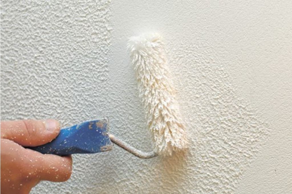 Фактурная краска для потолка: видео-инструкция по применению своими руками и фото
