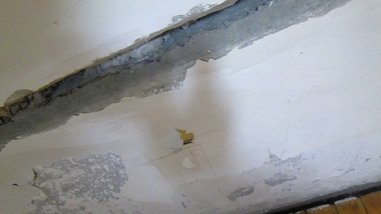 Как заделать дыру в потолке, чем замазать щель, заделка отверстий и дырок своими руками: инструкция, фото и видео