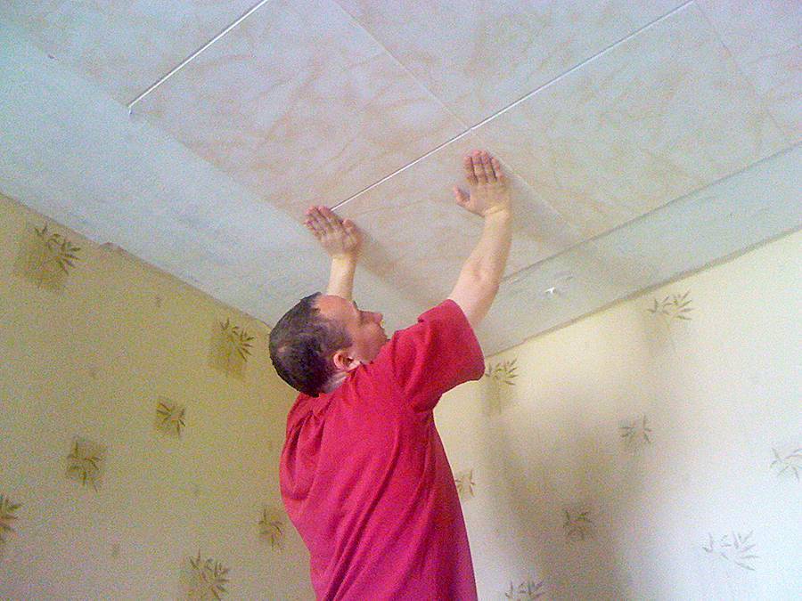 Как обновить и чем покрасить пенопластовую потолочную плитку. чем покрасить потолочную плитку и как это сделать как покрасить плитку на потолке