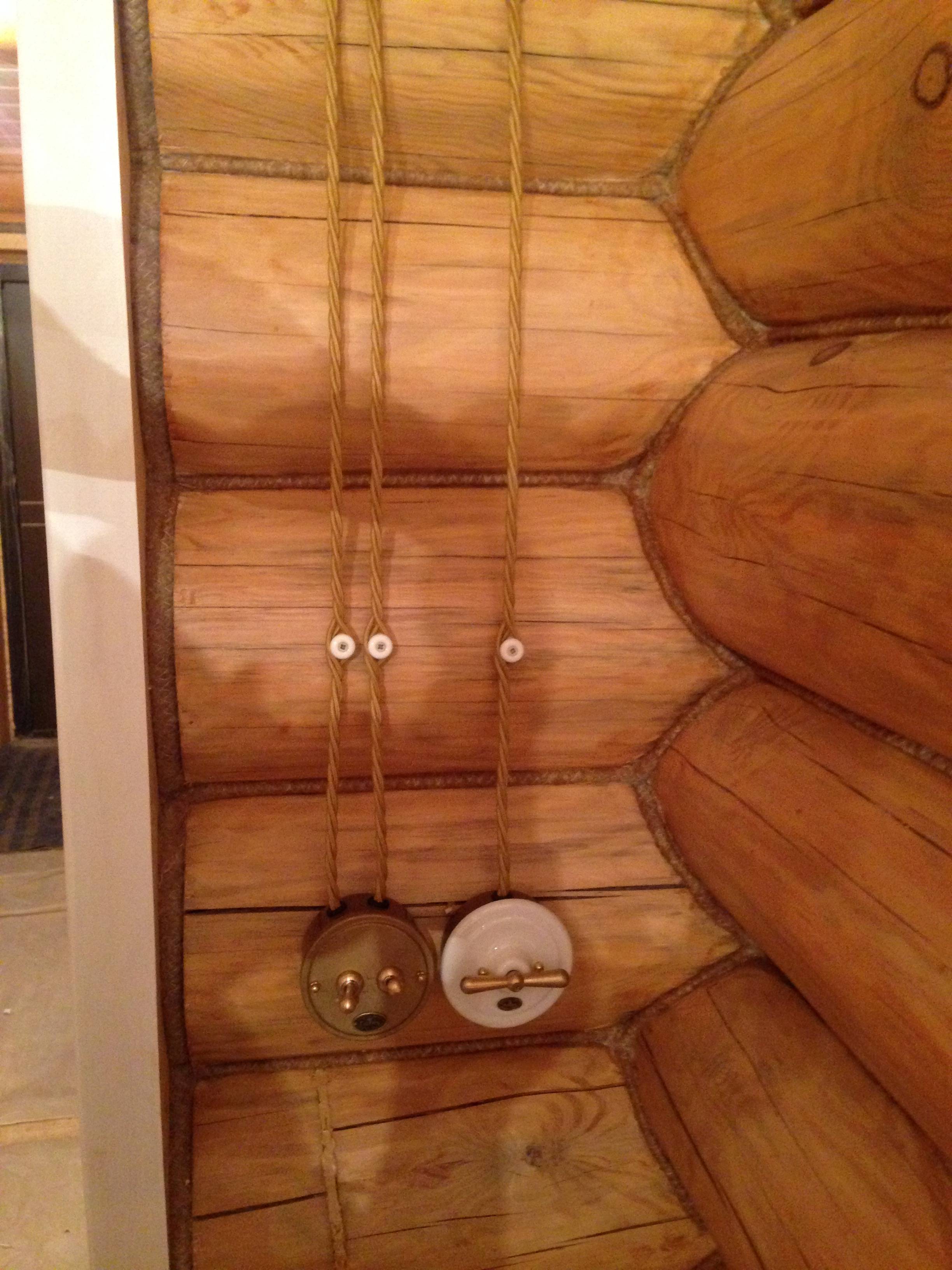 Открытая ретро-проводка в деревянном доме: стильно и необычно