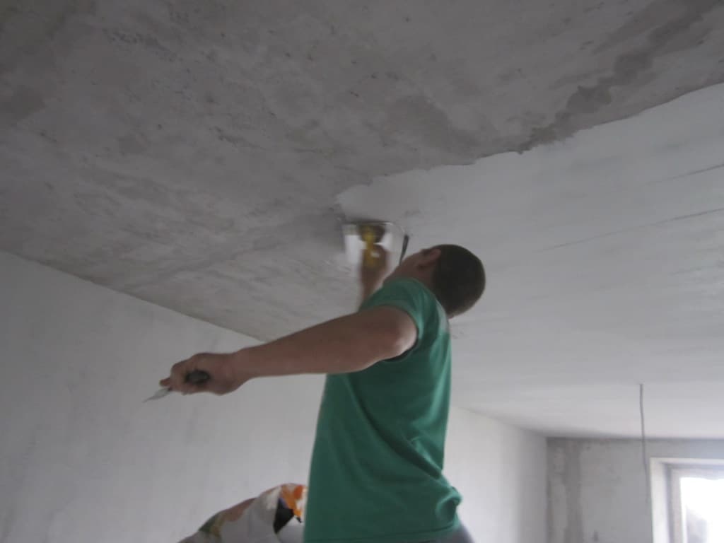Шпаклевка потолка: своими руками как правильно, можно ли не шпаклевать окрашенный, видео, сколько сохнет и как наносить