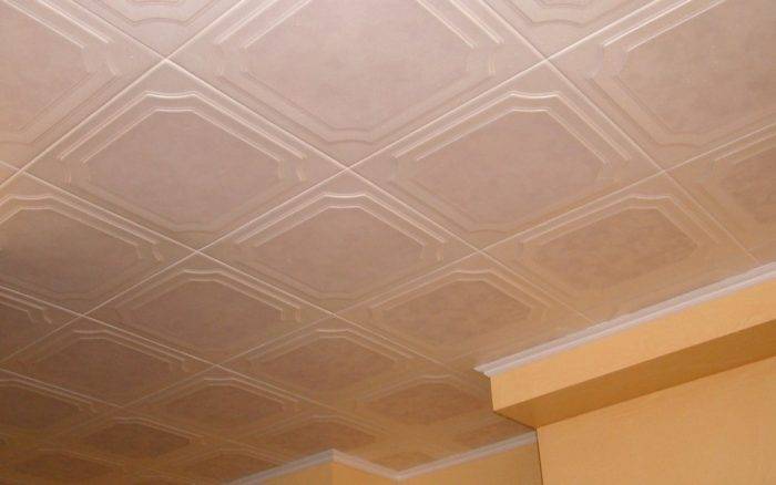 Чем и как покрасить старый пенопластовый потолок на кухне?