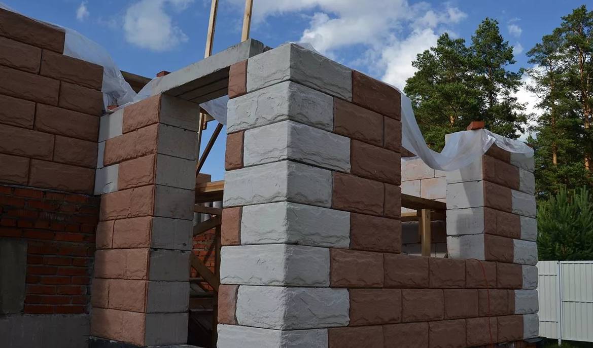 Строительство домов из газобетона и кирпича: облицовка блоков