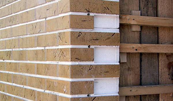 Как обложить деревянный дом кирпичом: схемы, фото, видео