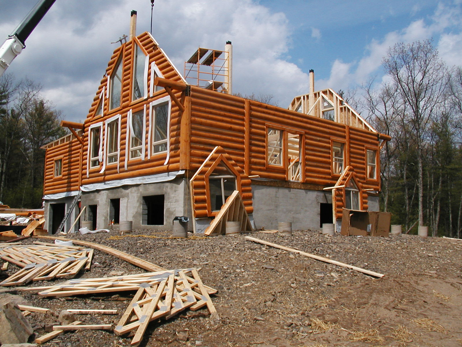 Строительство коттеджей ask vrn stroy ru. Стройка домов. Деревянные постройки. Стройка коттеджа. Недостроенный деревянный дом.