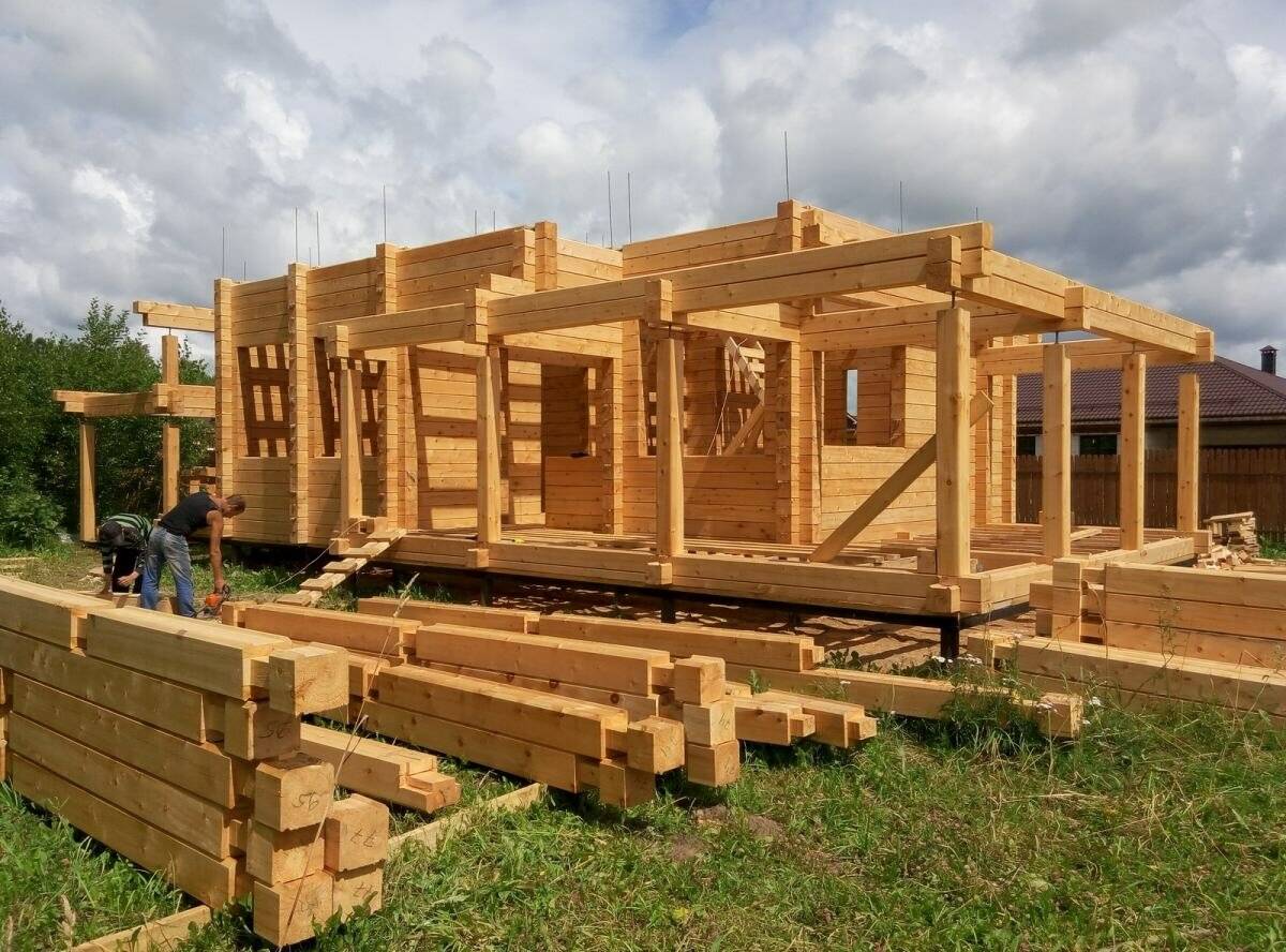 Как построить в одиночку бюджетный дом из бруса: антикризисное решение