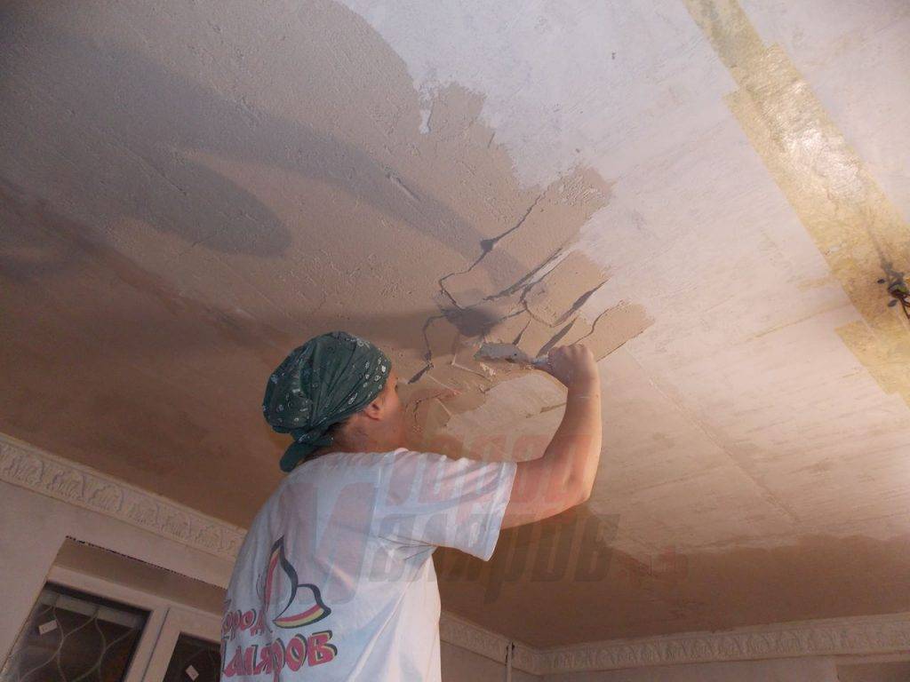Как штукатурить потолок