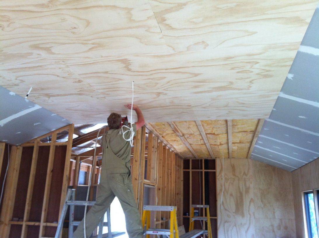 Чем обшить потолок в деревянном доме своими руками: видео-инструкция и фото
