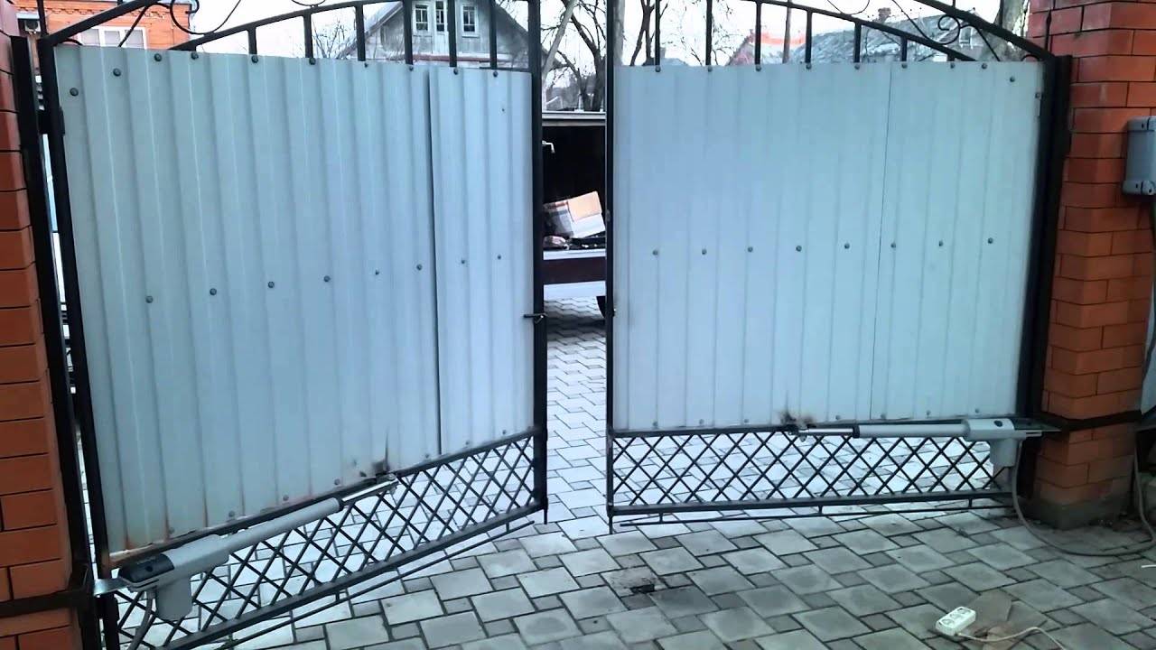 Распашные ворота с электроприводом: автоматические ворота с дистанционным открытием, открывание забора автоматикой