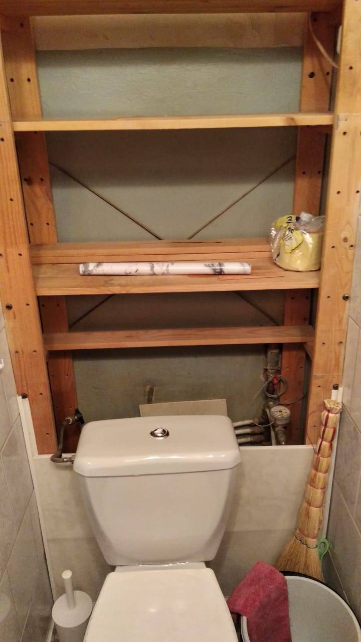 Шкаф за унитазом в туалете