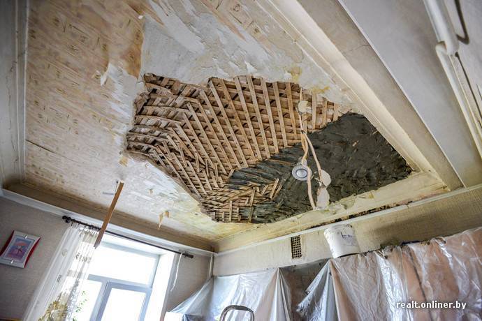 Как дешевле всего отремонтировать потолок из дранки в «сталинке»
