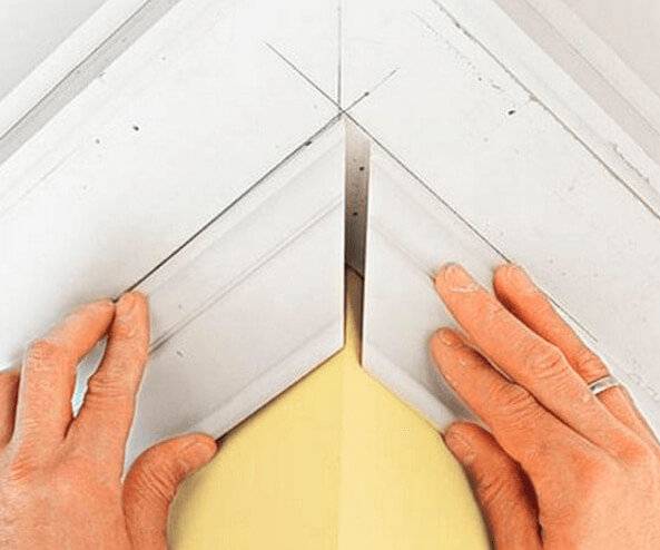 Как приклеить и как сделать угол потолочного плинтуса своими руками: фото и видео-инструкция