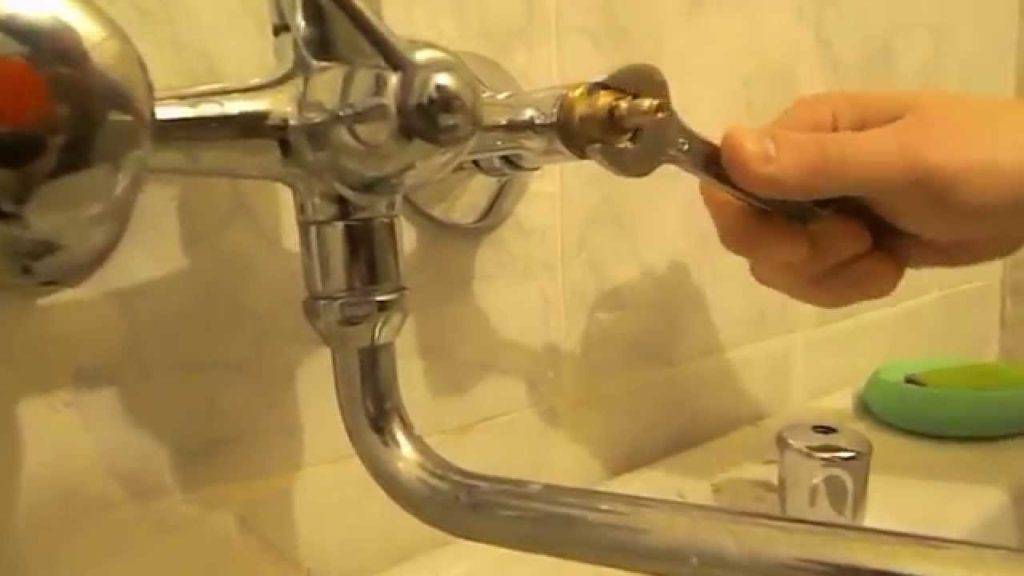 Капает кран на кухне или в ванной: как починить своими руками