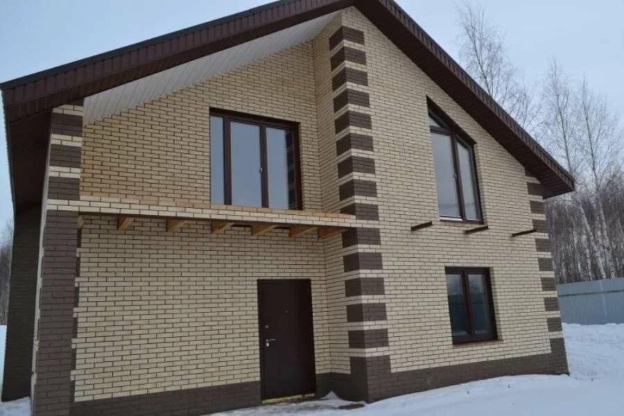 Дом из желтого кирпича (49 фото): проекты двухэтажных и одноэтажных кирпичных конструкций с вставками из коричневого материала