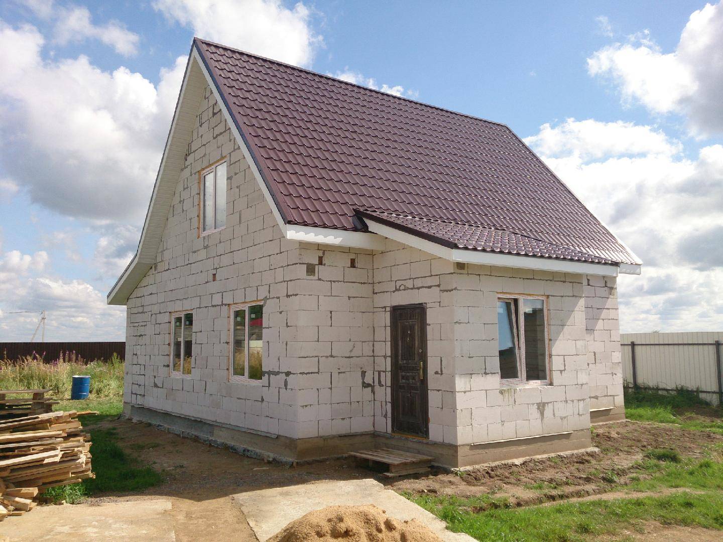 Кирпич или газоблок: из чего лучше построить дом?