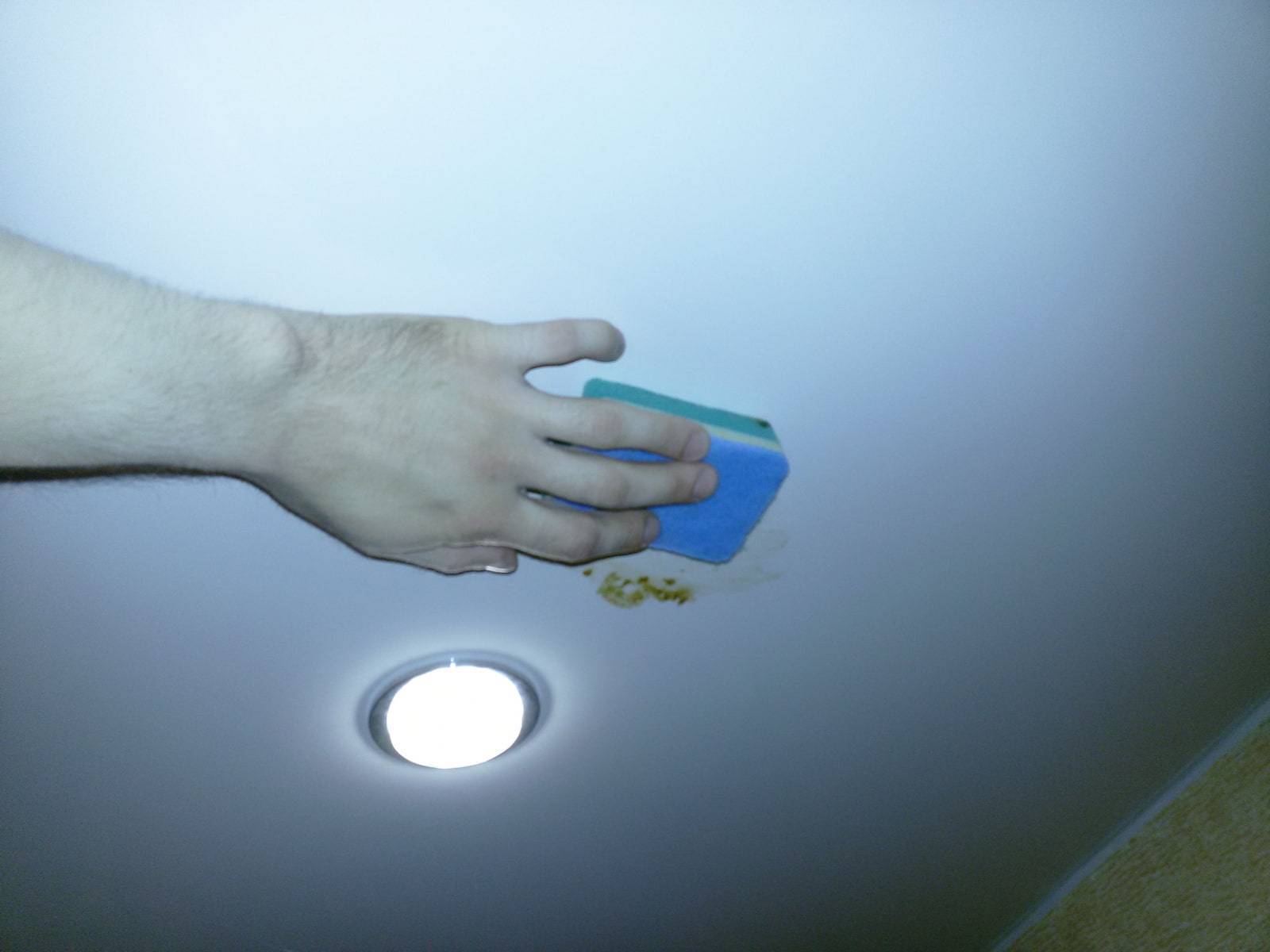 Чем мыть глянцевые натяжные потолки без разводов в домашних условиях: инструкция, видео и фото