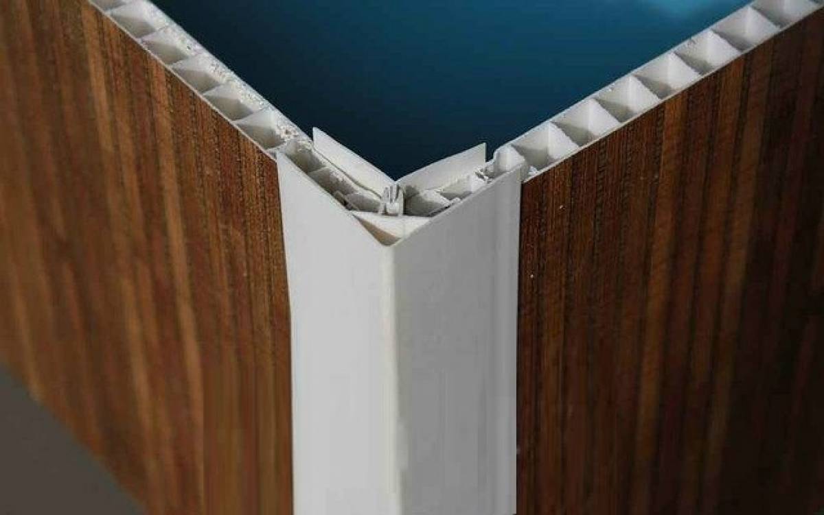 Уголки для стен для защиты: какие разновидности бывают, как не только защитить углы, но и красиво задекорировать пространство алюминиевыми, деревянными или силиконовыми накладками