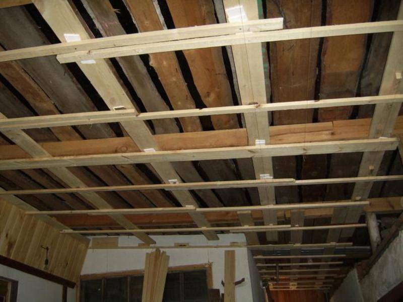 Отделка потолка в деревянном доме — варианты и фото готовых решений