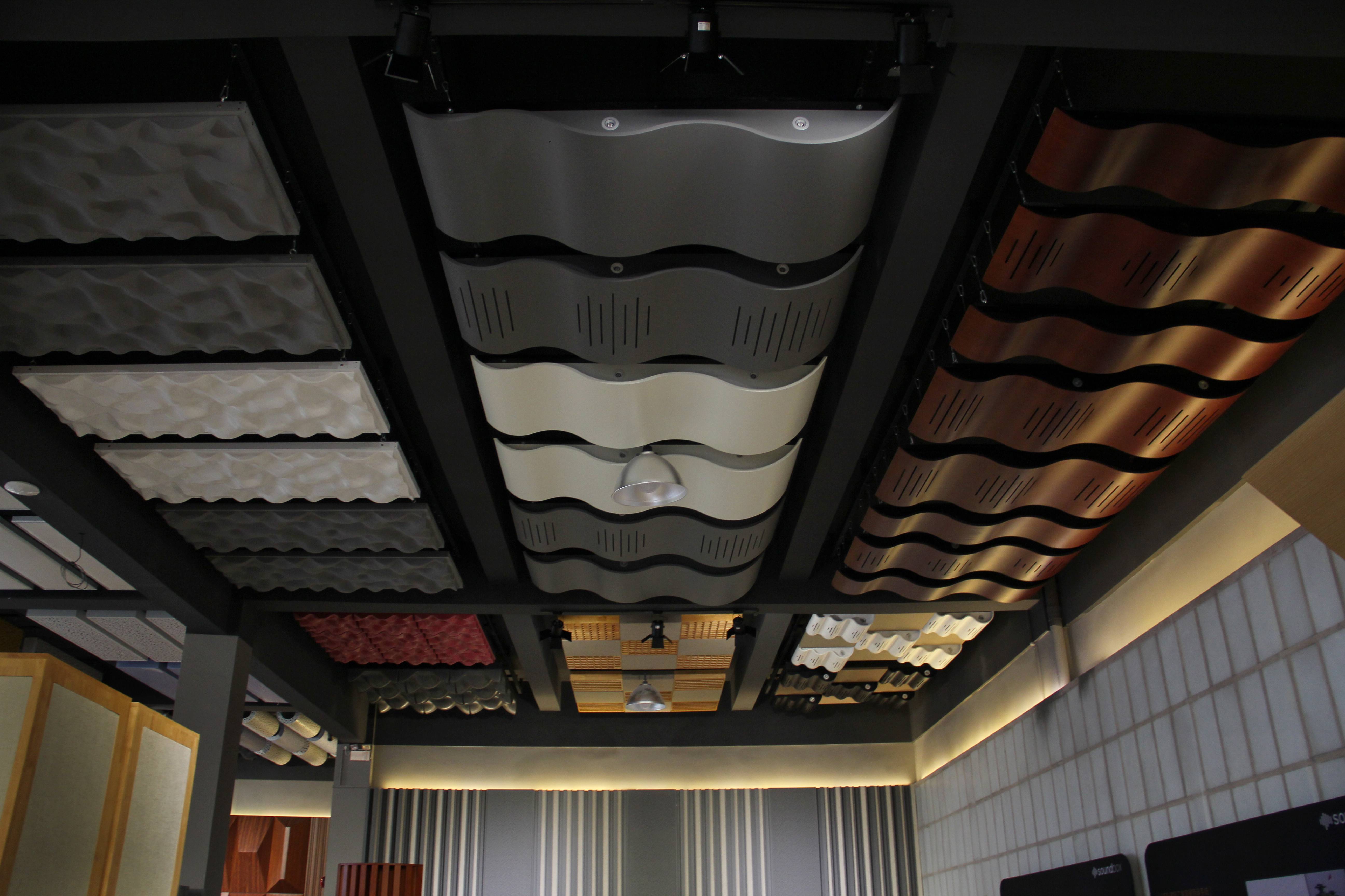 Акустические потолки натяжные: звукоизоляционная плитка и звукопоглощающие панели