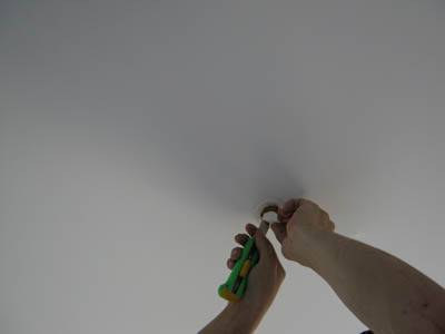 Как заделать дырку в натяжном потолке – способы самостоятельного ремонта