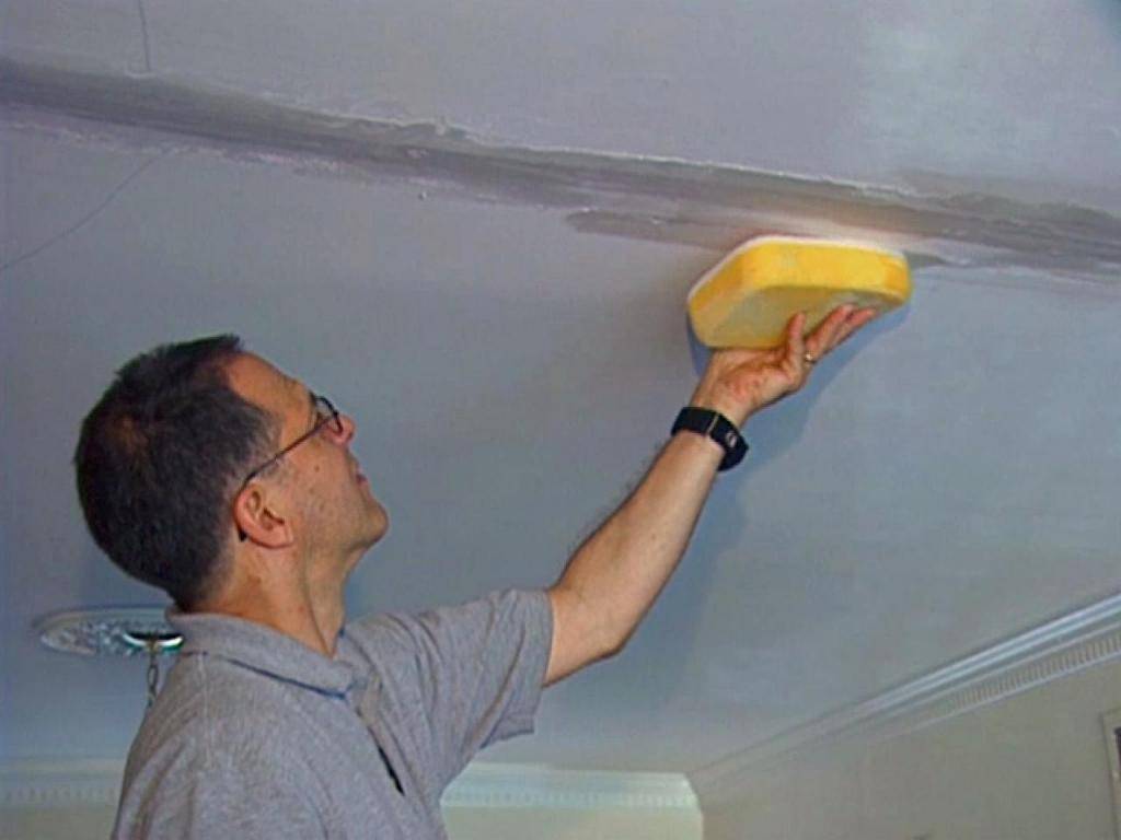 Как шпаклевать потолок под покраску в ванной