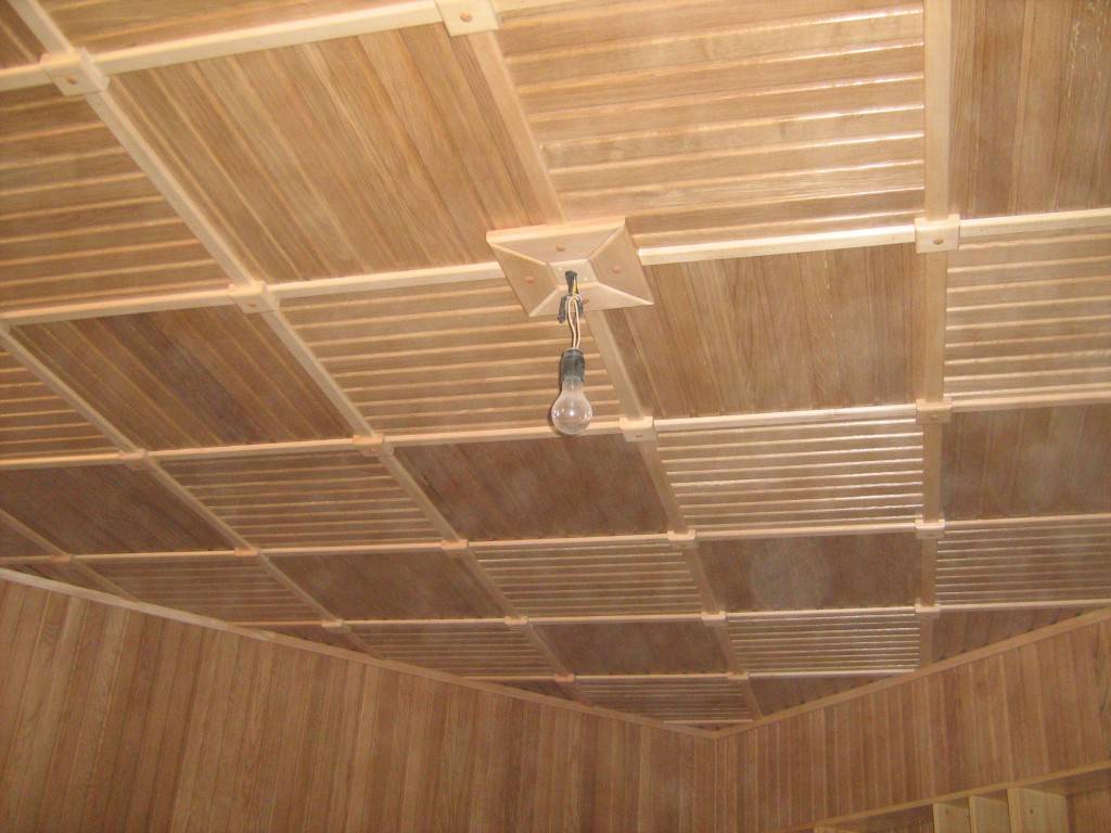 Идеальный вариант - отделка деревянной вагонкой потолка: обрешётка, пароизоляция, крепление доски - все этапы в подробностях